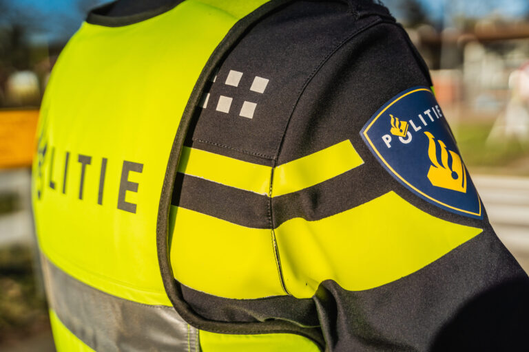 Auto rijdt tegen gevel van winkelpand Burgemeester Boerstraat Zevenhuizen