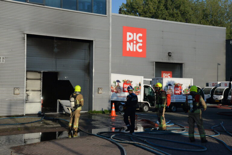 Brand bij Picnic in Rotterdam: online supermarkt probeert zoveel mogelijk boodschappen bij klanten te leveren