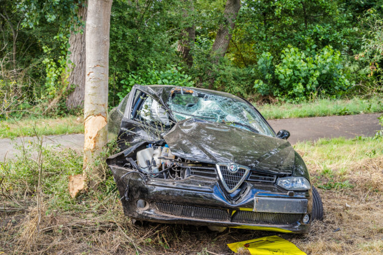Ernstig ongeluk op Europalaan: man komt wonder boven wonder zelf uit auto