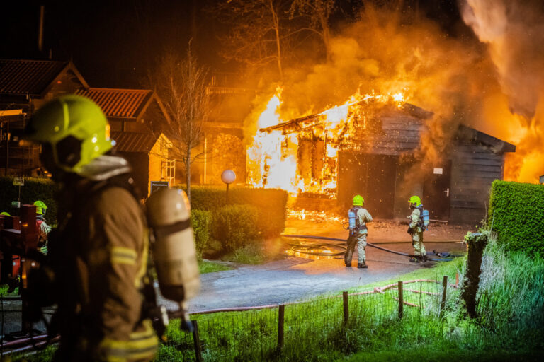 Uitslaande brand verwoest schuur op terrein Het Leefgoed Olifant Groenendijk Nieuwerkerk aan den IJssel